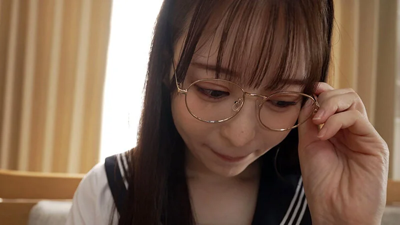 セーラー服にメガネ、ちょっとオタクっぽい雰囲気がめっちゃ可愛い！